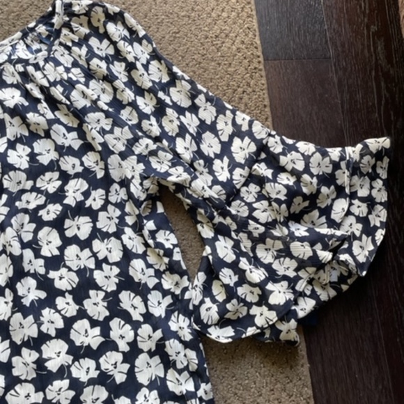 Cute Flowered Summer Blouse from Chaps - Picture 2 of 3
